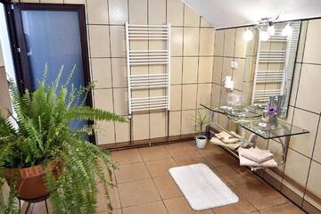 Фото номера Дом для отпуска Гостевой дом Upstairs Residence г. Тыргу-Жиу 7