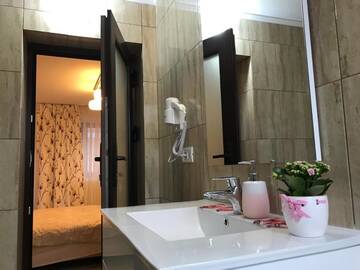 Фото номера Дом для отпуска Гостевой дом Upstairs Residence г. Тыргу-Жиу 10
