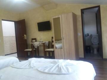 Фото номера Стандартный четырехместный номер Гостевой дом Casa Lipianu г. Тыргу-Жиу 12