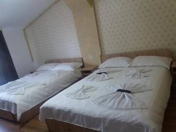 Фото номера Стандартный четырехместный номер Гостевой дом Casa Lipianu г. Тыргу-Жиу 6