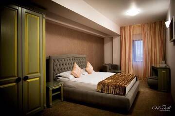 Фото номера Двухместный номер с 1 кроватью и балконом Отель Hotel Rais г. Тыргу-Жиу 18