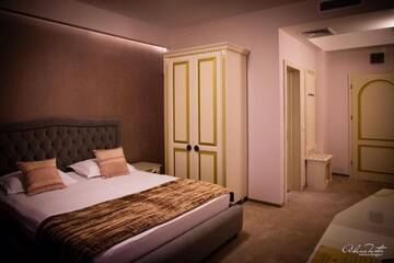 Фото номера Двухместный номер с 1 кроватью и балконом Отель Hotel Rais г. Тыргу-Жиу 21