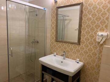 Фото номера Двухместный номер с 1 кроватью и балконом Отель Hotel Rais г. Тыргу-Жиу 26