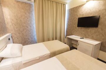 Фото номера Трехместный номер Отель YMY Hotel г. Тыргу-Жиу 5