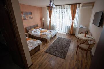 Фото номера Трехместный номер с балконом Гостевой дом Casa Alex г. Тыргу-Жиу 15