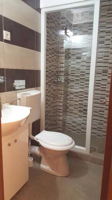Фото номера Трехместный номер с балконом Гостевой дом Casa Alex г. Тыргу-Жиу 19