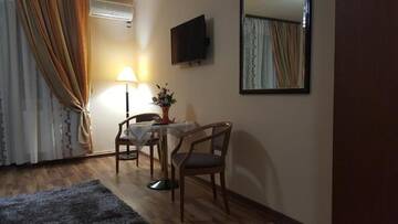 Фото номера Трехместный номер с балконом Гостевой дом Casa Alex г. Тыргу-Жиу 26