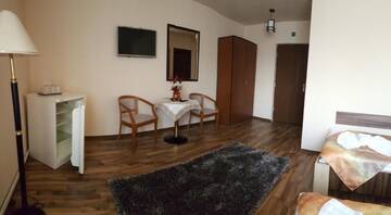 Фото номера Трехместный номер с балконом Гостевой дом Casa Alex г. Тыргу-Жиу 21