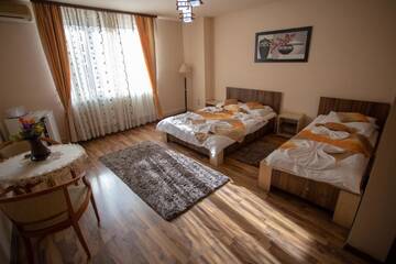 Фото номера Улучшенный трехместный номер Гостевой дом Casa Alex г. Тыргу-Жиу 14