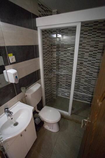 Фото номера Трехместный номер с балконом Гостевой дом Casa Alex г. Тыргу-Жиу 8
