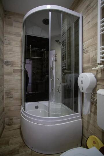 Фото номера Улучшенный трехместный номер Гостевой дом Casa Alex г. Тыргу-Жиу 10