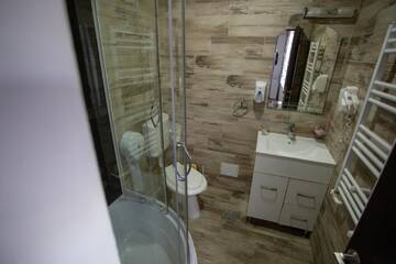 Фото номера Улучшенный трехместный номер Гостевой дом Casa Alex г. Тыргу-Жиу 4