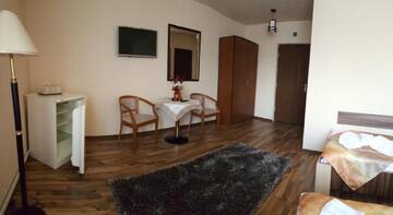 Фото номера Трехместный номер с балконом Гостевой дом Casa Alex г. Тыргу-Жиу 11