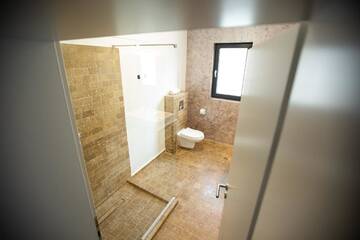 Фото номера Улучшенный номер с кроватью размера «king-size» Гостевой дом Renato HOUSE г. Тыргу-Жиу 2