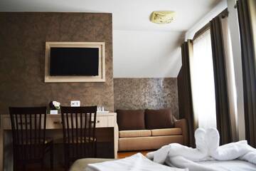 Фото номера Cемейный номер с собственной ванной комнатой Гостевой дом Casa Caroli г. Тыргу-Жиу 3