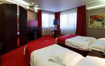 Фото номера Улучшенный двухместный номер с 1 кроватью Отель Hotel Anna г. Тыргу-Жиу 13