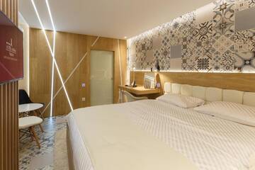 Фото номера Улучшенный двухместный номер с 1 кроватью Отель Hotel Anna г. Тыргу-Жиу 5