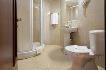 Фото номера Улучшенный двухместный номер с 1 кроватью Гостевой дом Boutique Hotel Danielescu г. Тыргу-Жиу 4