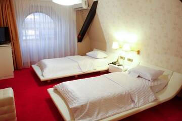 Фото номера Стандартный двухместный номер с 2 отдельными кроватями Отель Hotel Anna Junior г. Тыргу-Жиу 2